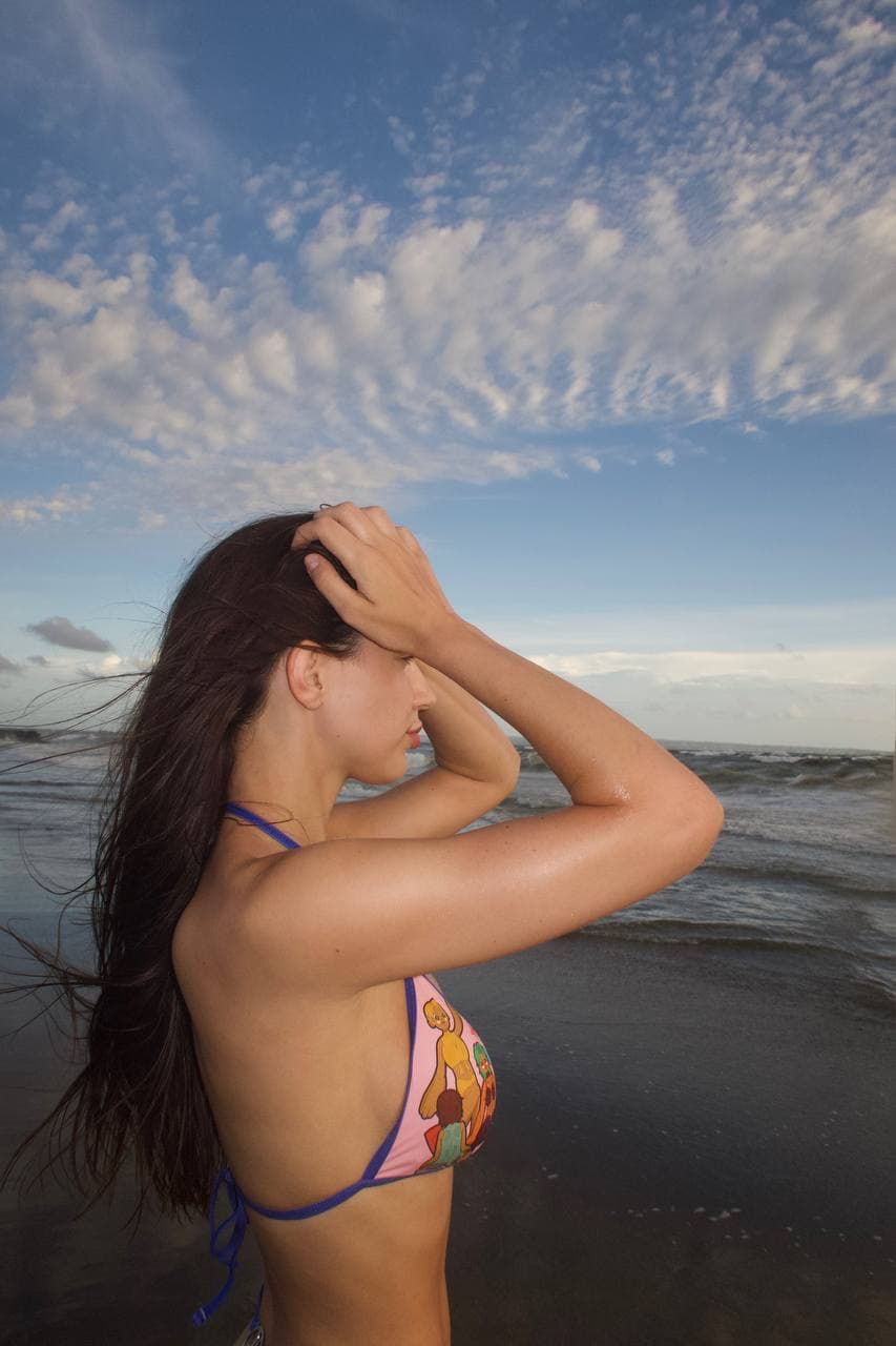 Daggabody bikini by the ocean